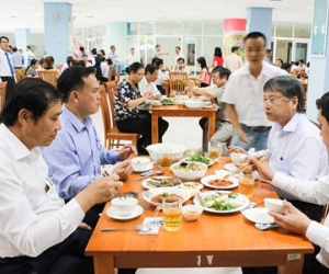 Chủ tịch Đà Nẵng ăn cơm hải sản cùng 200 nhân viên