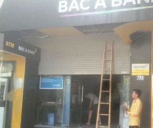 Cửa cuốn kẹp chết một bảo vệ ngân hàng