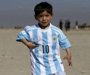 Được Messi tặng áo, cả nhà phải chạy trốn vì bị tống tiền