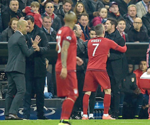 HLV Diego Simeone bóp cổ Ribery ở trận Bayern 2-1 Atletico Madrid