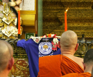 Nhà sư Thái Lan đã cầu nguyện cho Leicester trong suốt trận Chelsea - Tottenham