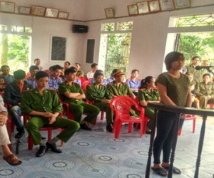 Sập bẫy “nữ quái” trốn nã quen qua mạng