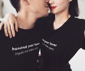 Vợ chồng Tâm Tít mặc áo đôi, hôn nhau ngọt ngào