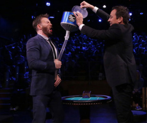 "Captain America" Chris Evans rên la khi bị đổ nước đá vào chỗ hiểm