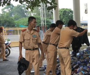 Chở 8.300 gói thuốc lá lậu, dùng gậy gỗ chống trả cảnh sát