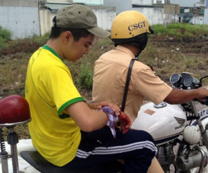 CSGT dùng xe đặc chủng chở nam sinh đi cấp cứu