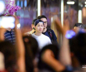 Fan Thái "quây kín" sân bay suốt 6 tiếng chờ Song Joong Ki