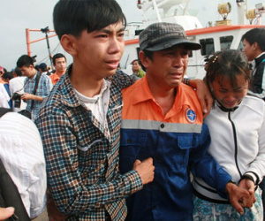 Khóc thét, ngất xỉu đón 34 ngư dân chìm tàu trở về