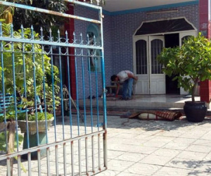 Kinh hoàng: Nghi án con cứa cổ cha và bà nội rồi tự thiêu