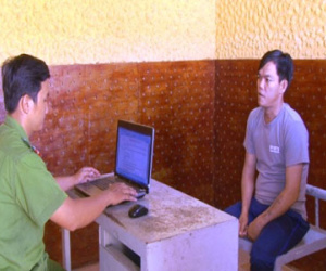 Nửa đêm xông vào nhà chém 2 vợ chồng cướp vàng
