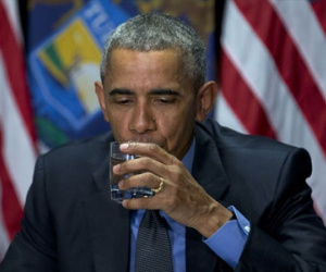 Obama uống nước ở thành phố ô nhiễm để trấn an dân