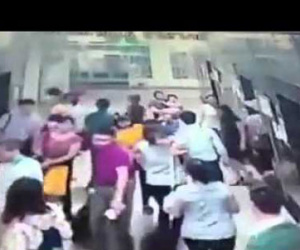 Phẫn nộ bà cho cháu đại tiện ngay sảnh chung cư Hà Nội