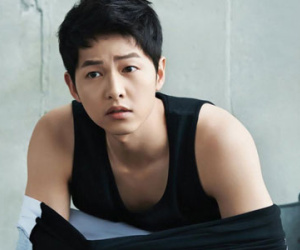 Song Joong Ki "gây sốt" khi cởi áo trên tạp chí