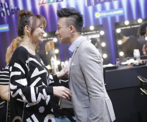 Trấn Thành âu yếm Hari Won khi lần đầu cùng ngồi ghế giám khảo