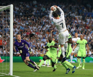 Tranh cãi quanh tình huống Ronaldo úp rổ vào lưới Hart