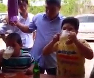 Báo nước ngoài viết về 2 cậu bé Việt Nam thi uống bia