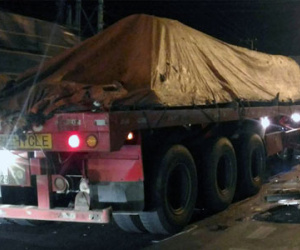 Cha ngã xe vì tông con chó, bé trai bị container cán chết