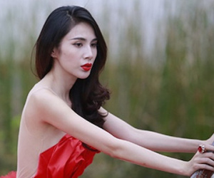 Phản ứng bất ngờ của Thủy Tiên khi bị chửi "đồ quỷ cái"
