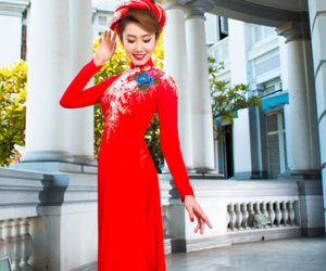 Thúy Ngân diện áo dài cưới rạng ngời