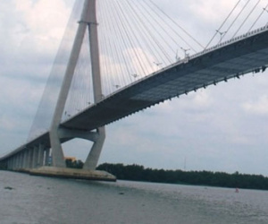 Cảnh sát cứu sống thanh niên nhảy cầu Cần Thơ tự tử