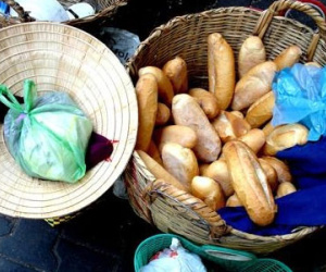 Cướp một ổ bánh mì ăn cho đỡ đói, hai 9X đối mặt với 10 năm tù