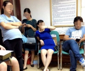 Đàn ông xô xát với bà bầu để tranh... ghế ngồi