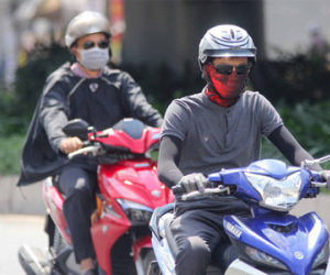Vật vã với cái nắng Sài Gòn, đến nam giới cũng phải trùm kín mít khi ra đường