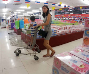 Hàng Việt bị hất cẳng trên sân nhà: Luật lỏng lẻo "hại chết" nhà đầu tư nội