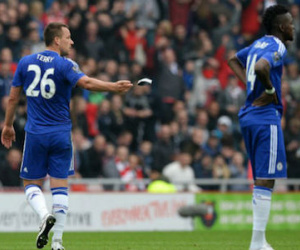 Nhận thẻ đỏ, Terry ném băng đội trưởng Chelsea