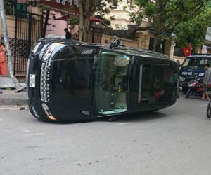 Range Rover đâm cột điện rồi lật giữa phố Hà Nội