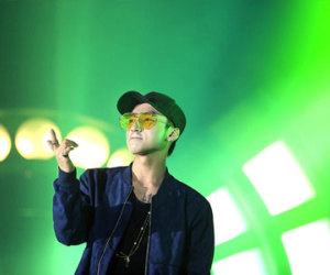 Sơn Tùng bay show vẫn diễn cực sung, Soobin Hoàng Sơn cởi phanh áo khiến fan phát cuồng