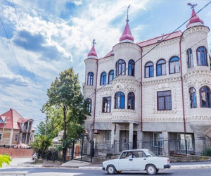 Thị trấn giàu có chỉ toàn cung điện