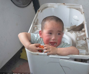 Cậu bé 2 tuổi khóc thét vì bị kẹt cứng trong máy giặt