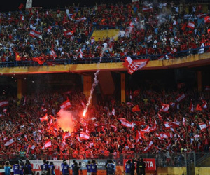 CĐV Hải Phòng đốt pháo sáng "biến Hàng Đẫy thành San Siro"