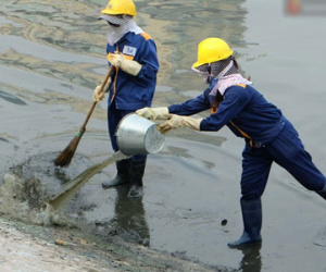 Hà Nội: Nạo hút hồ Ngọc Khánh sau 1 tháng “tra tấn” người dân bằng mùi hôi thối