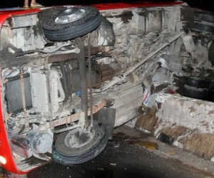 Nam Định: Chở bà bầu đi đẻ, taxi mất lái lật ngang đường