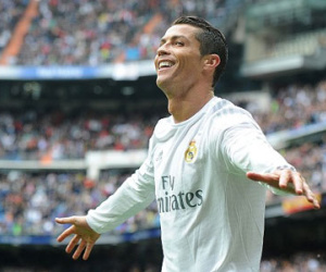 Ronaldo lập cú đúp, Real vượt Atletico và bám sát Barca