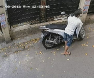 Trộm bịt mặt bẻ khóa xe SH trong 3 giây ở Hà Nội