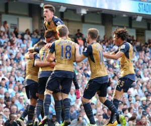 Van Gaal nên bị đuổi vì để fan MU phải cổ vũ Arsenal