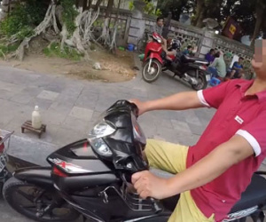 Video: Pha quát tháo vì dừng đèn đỏ giữa Hà Nội gây sửng sốt cộng đồng