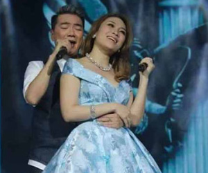 Đàm Vĩnh Hưng ôm eo, khen Mỹ Tâm "ngon"