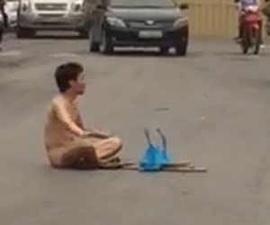 Hà Nội: Xôn xao clip người đàn ông khỏa thân ngồi giữa đường... cầu mưa?