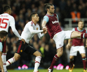 HLV Van Gaal lo tìm người vô hiệu hóa Andy Carroll