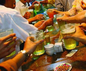 Tại sao khi uống rượu không nên ăn thịt