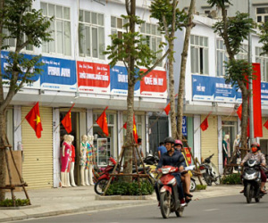 Biển hiệu đồng bộ đẹp mắt trên phố kiểu mẫu đầu tiên ở Hà Nội