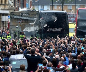 CĐV West Ham tấn công xe chở cầu thủ Man Utd