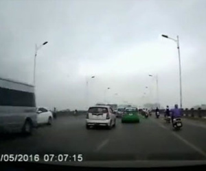 Clip: Taxi đánh võng, phóng bạt mạng trên cầu Vĩnh Tuy