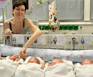 Đức: Con gái muốn có em, mẹ 65 tuổi đẻ liền lúc 4 con