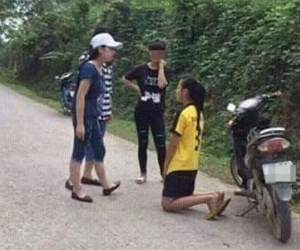 Nữ sinh lớp 9 bắt bạn quỳ xuống xin lỗi