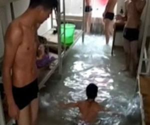 Quá nóng, nam sinh biến KTX thành hồ bơi